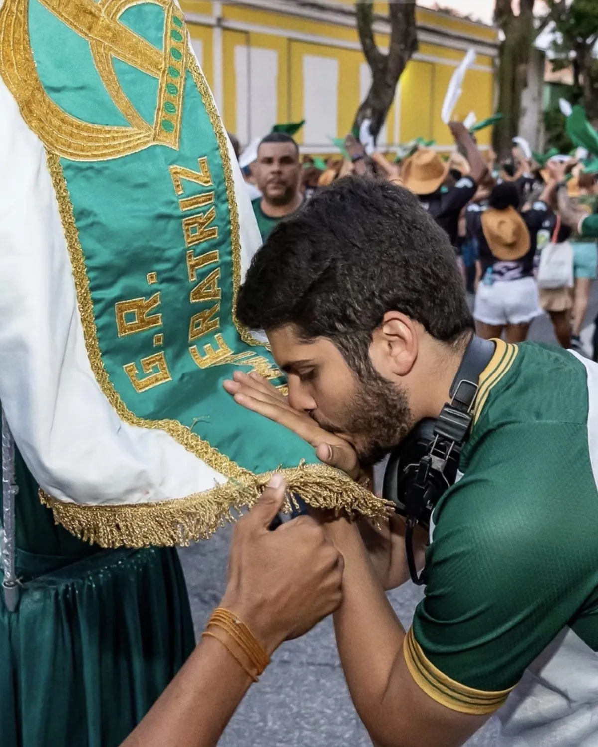 João Drumond beija o pavilhão da Imperatriz Leopoldinense, em Ramos