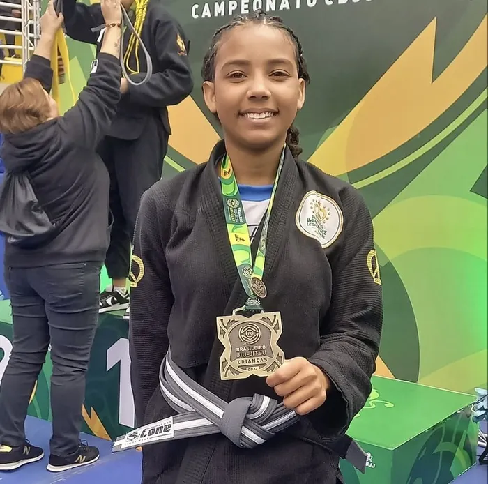 Rayara Soares sorrindo com a medalha do Brasileiro de Jiu-Jitsu Crianças no peito
