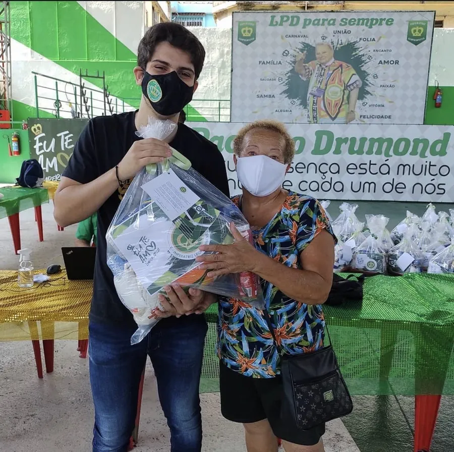 João Drumond entrega cesta básica a uma moradora durante a pandemia