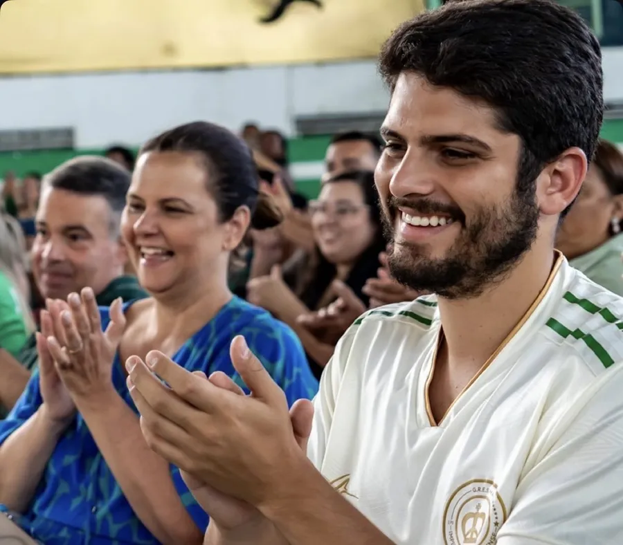 João Drumond ao lado da mãe, Cátia Drumond, aplaudindo apresentação na quadra da Imperatriz