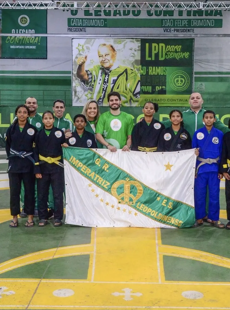 João Drumond com a equipe de jiu-jitsu do Instituto Imperatriz, na quadra em Ramos