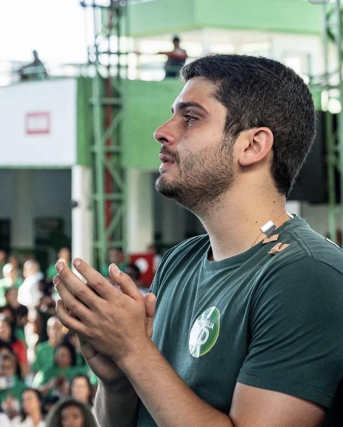 João Drumond de perfil, emocionado, durante celebração