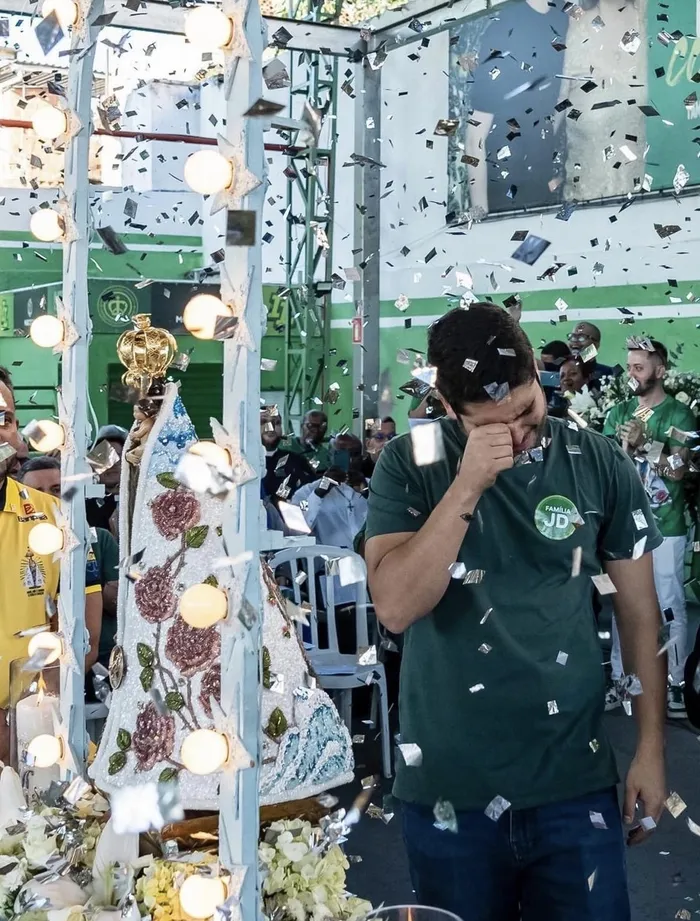 João Drumond emocionado ao lado da imagem de Nossa Senhora, durante celebração na quadra